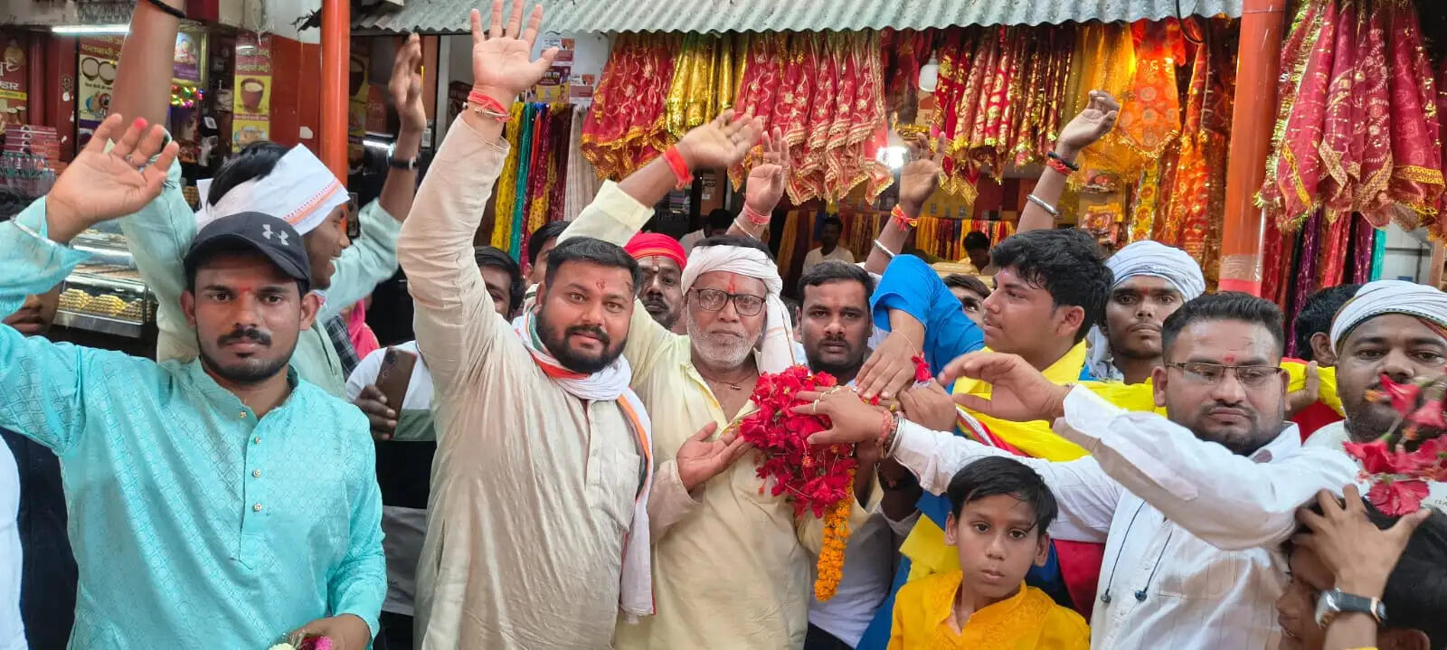 मां चौकिया धाम में 40 फीट का लाल फरहरा स्थापित, 90 साल पुरानी परंपरा का भव्य निर्वहन