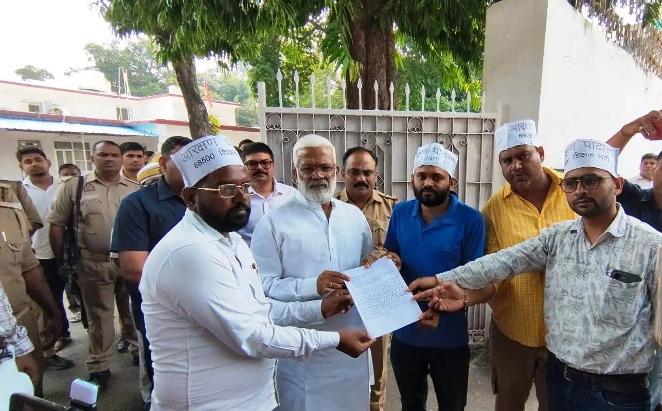 उप्र शिक्षक भर्ती मामला: अभ्यर्थियों ने मंत्री स्वतंत्र देव सिंह का आवास घेरा, सौंपा ज्ञापन
