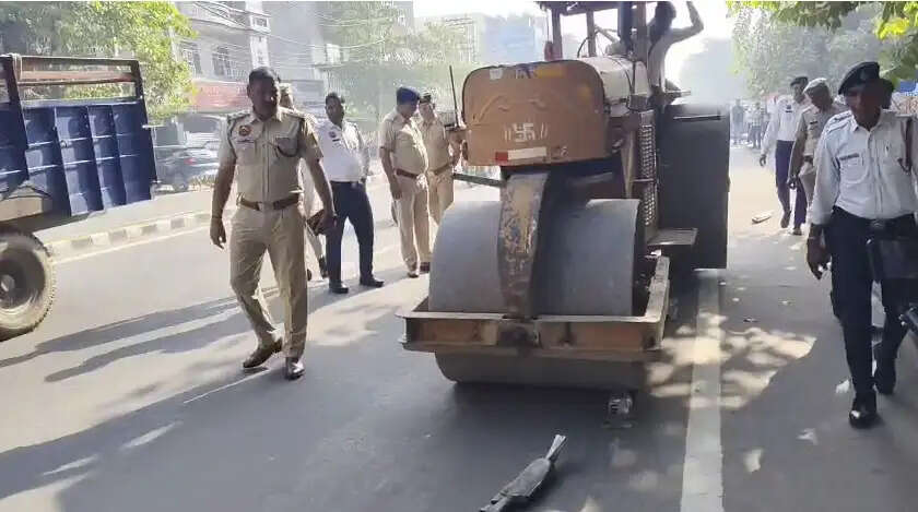 कैथल में रोड रोलर से कुचले 70 से अधिक मॉडिफाइड साइलेंसर