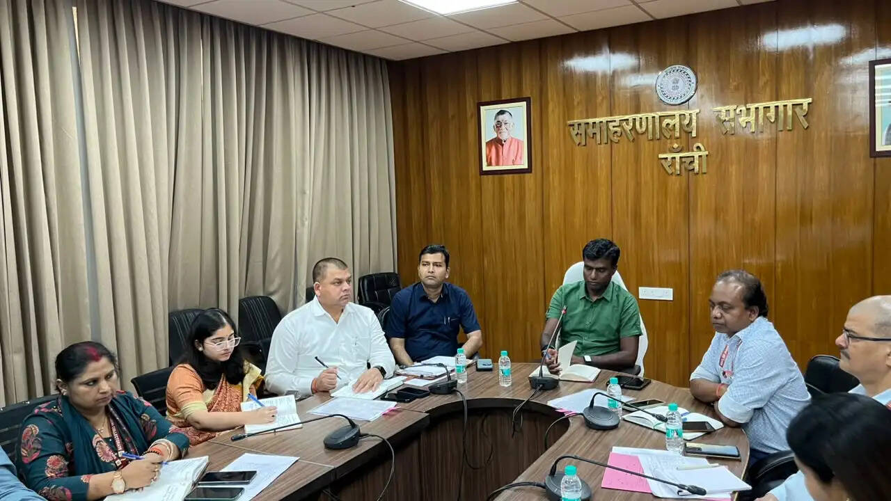 दीपावली और छठ को लेकर समय पर कार्यालय पहुंचें अधिकारी : डीसी