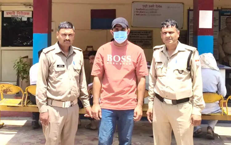 दुष्कर्म के आरोपित इनामी बदमाश गिरफ्तार