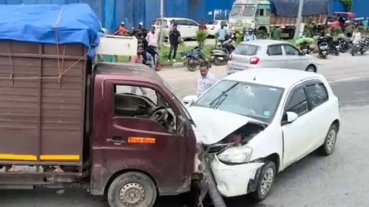 गुवाहाटी के बेतकुची में ट्रक और कार की टक्कर में चार व्यक्ति घायल