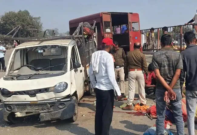 मप्र के नरसिंहपुर में मजदूरों से भरा पिकअप वाहन निर्माणाधीन ब्रिज से गिरा, तीन की मौत और सात घायल