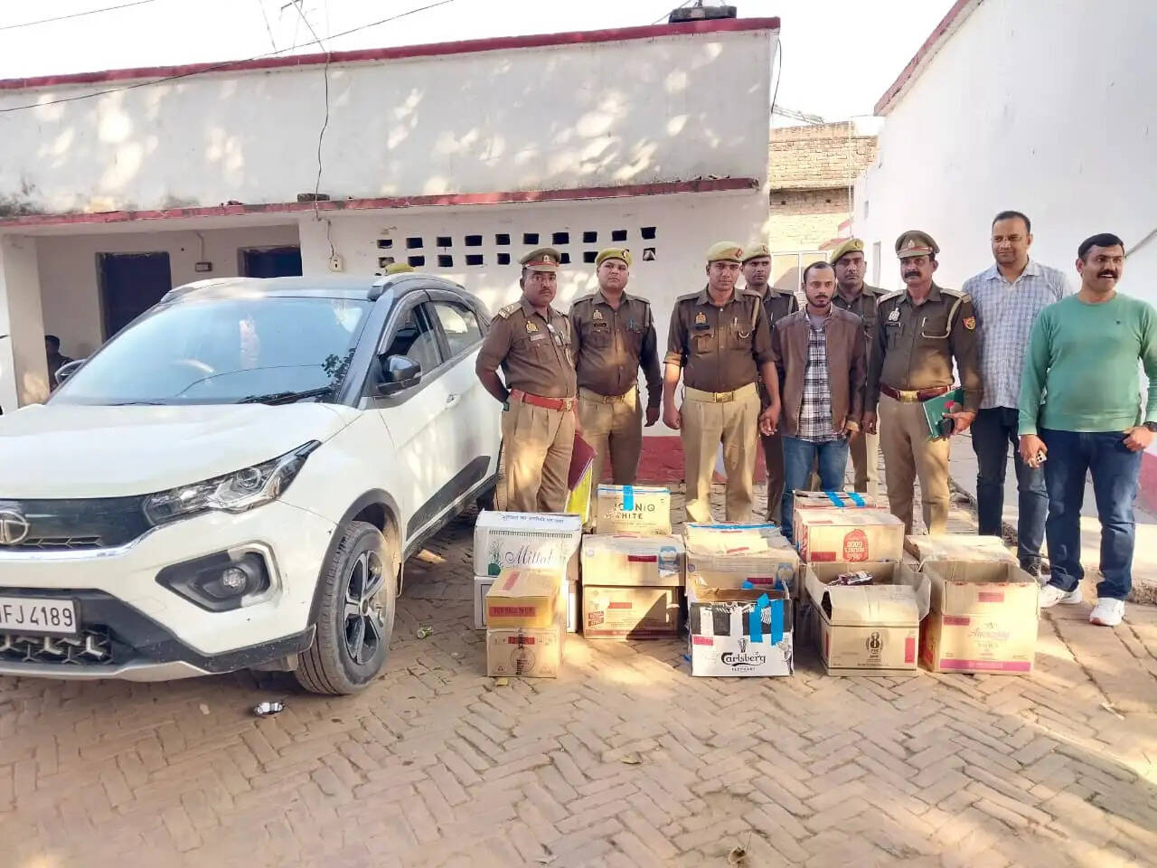 बिहार&nbsp;ले&nbsp;जायी&nbsp;जा&nbsp;रही&nbsp;16 लाख की अंग्रेजी&nbsp;शराब&nbsp;के&nbsp;साथ तस्कर गिरफ्तार