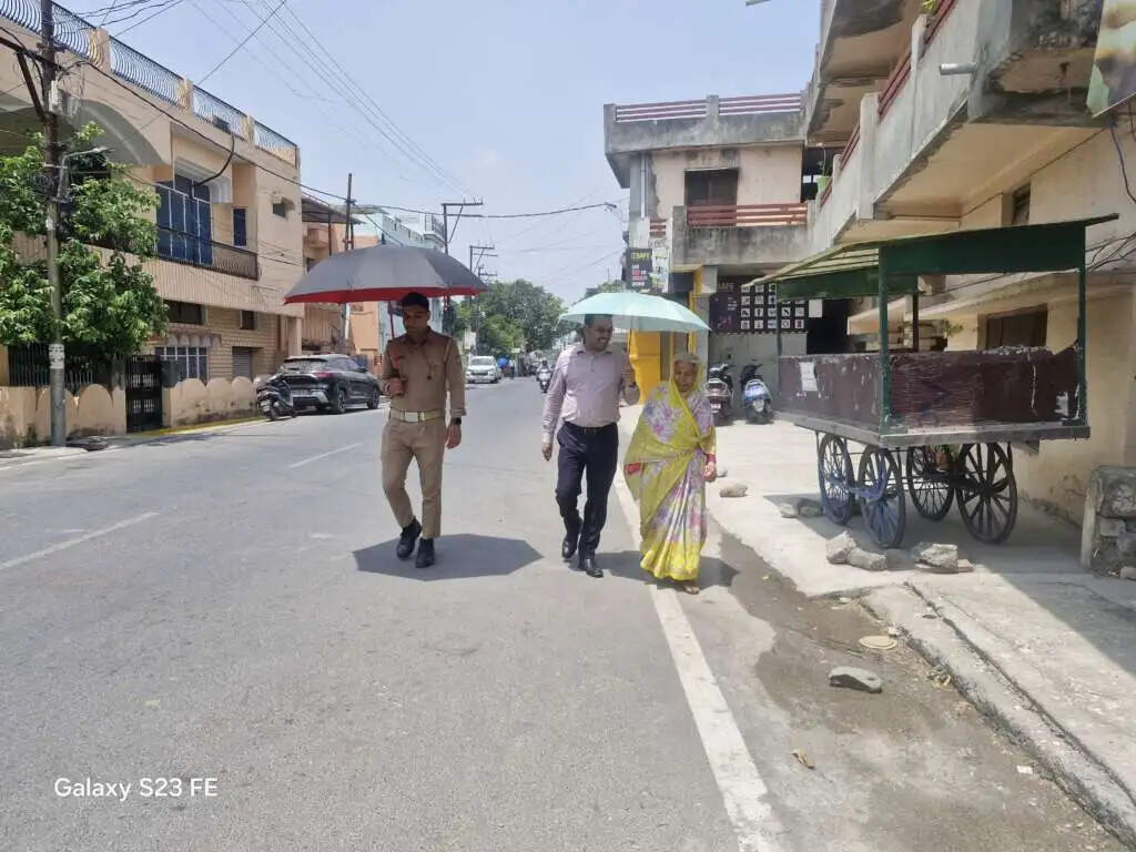 नो व्हीकल डे पर पैदल दफ्तर पहुंचे सिटी मजिस्ट्रेट, दिया ईंधन बचाने का संदेश