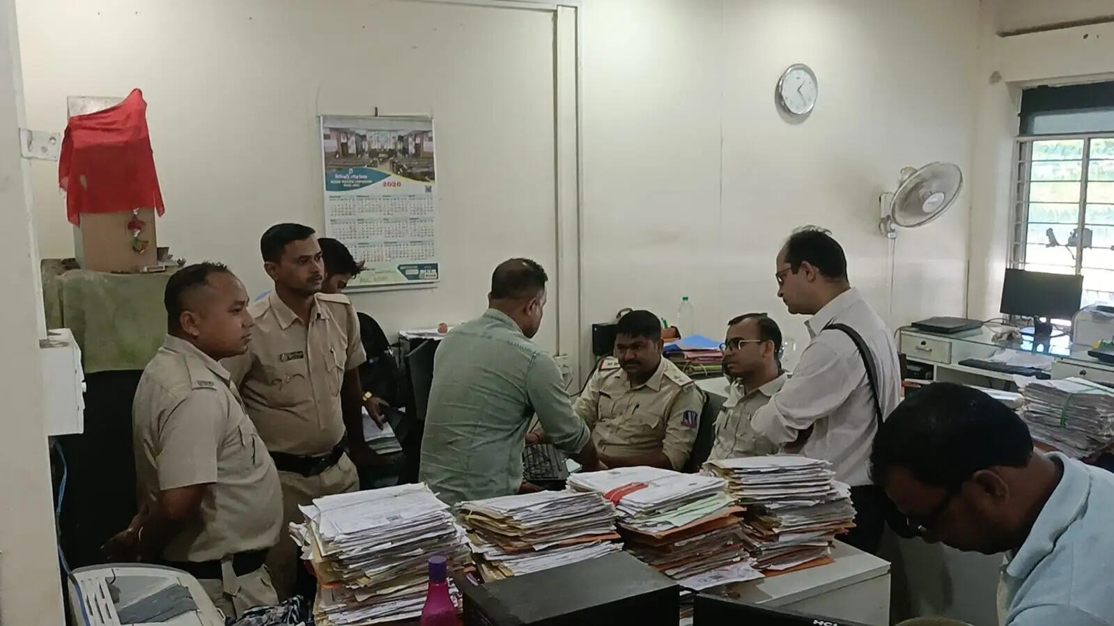 जन्म और मृत्यु&nbsp;सर्टिफिकेट मामले में बड़ा एक्शन :&nbsp;सिलीगुड़ी नगर निगम में पुलिस की छापेमारी