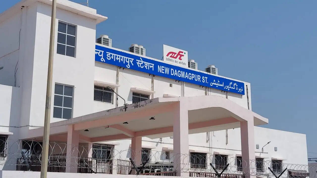 डीआरएम ने प्रस्तावित कार्ड लाइन का किया निरीक्षण, मालगाड़ियों के संचालन में आएगी तेजी