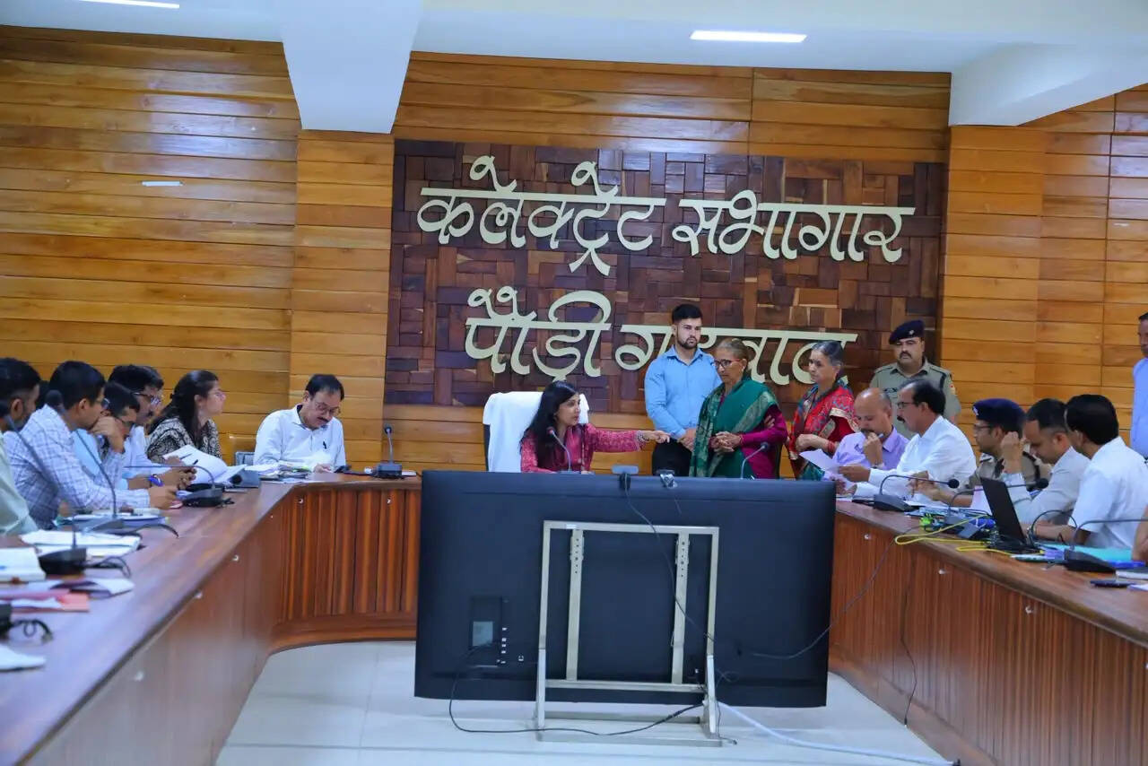 पौड़ी में जनता मिलन में डीएम को बताई समस्याएं