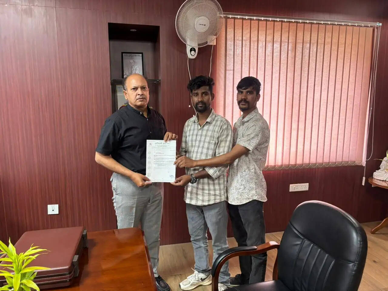 डीएसपीएमयू में शिक्षकों की कमी पर एसीएस ने कुलपति को सौंपा ज्ञापन