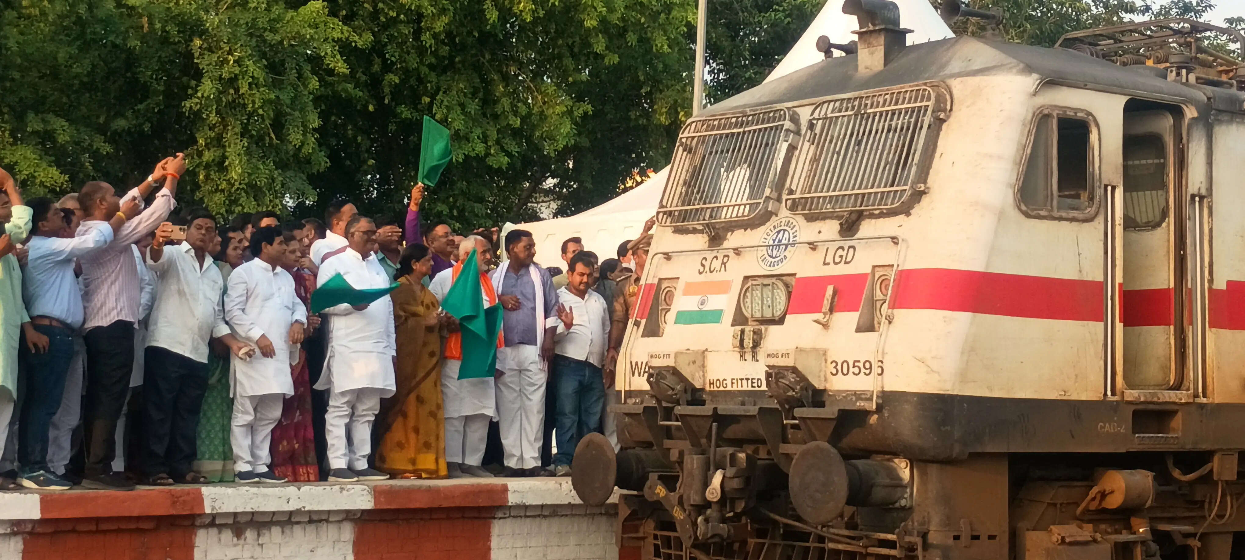 पटना-कोटा एक्सप्रेस को सिटी स्टेशन से हरी झंडी दिखाकर मंत्री गिरीश चंद्र यादव ने किया रवाना