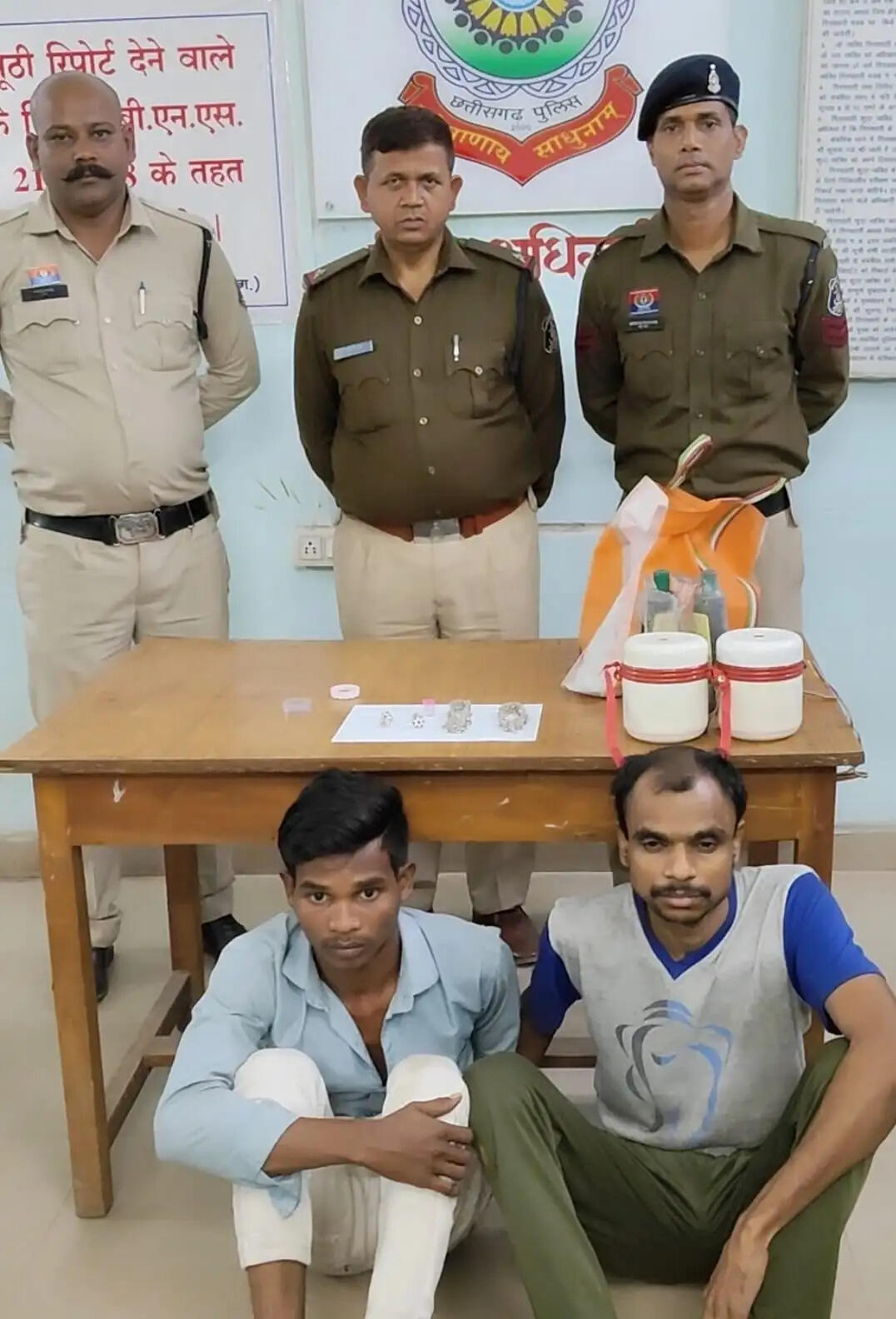 नावापारा टेण्डा में मकान और राशन दुकान की चोरी का खुलासा, तीन आरोपित गिरफ्तार