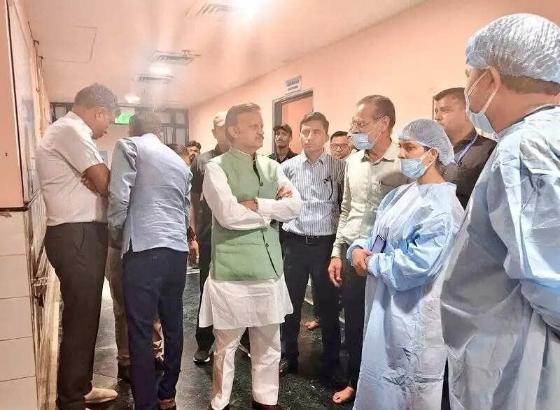 मप्रः एम्स भोपाल में उपचाररत मरीजों से मिले उप मुख्यमंत्री शुक्ल, परिजनों से कुशलक्षेम लिया