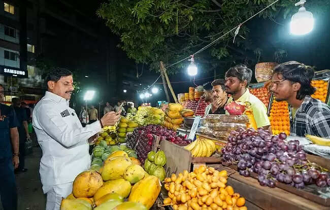 भोपालः मुख्यमंत्री अचानक पहुंचे न्यू मार्केट, ठेले से खरीदे फल