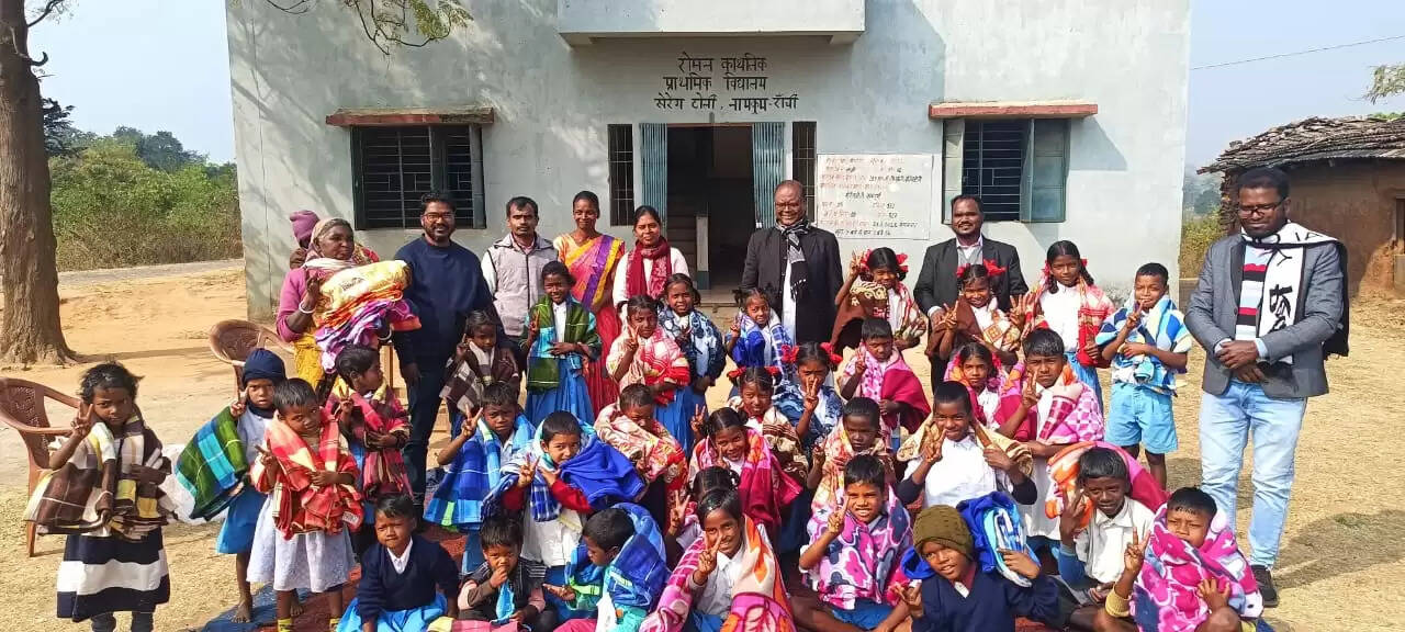 महाधर्माध्यक्ष विंसेंट आइंद ने जरूरतमंदों के बीच बांटे कंबल,प्रेम का दिया संदेश