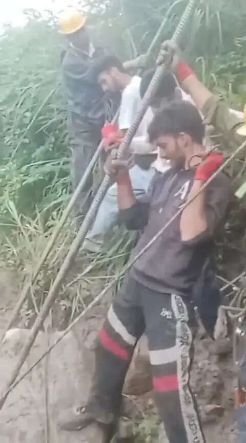 यमुनोत्री हाईवे पर विशेषज्ञ मजूदर हटा रहे लुड़कते पत्थर