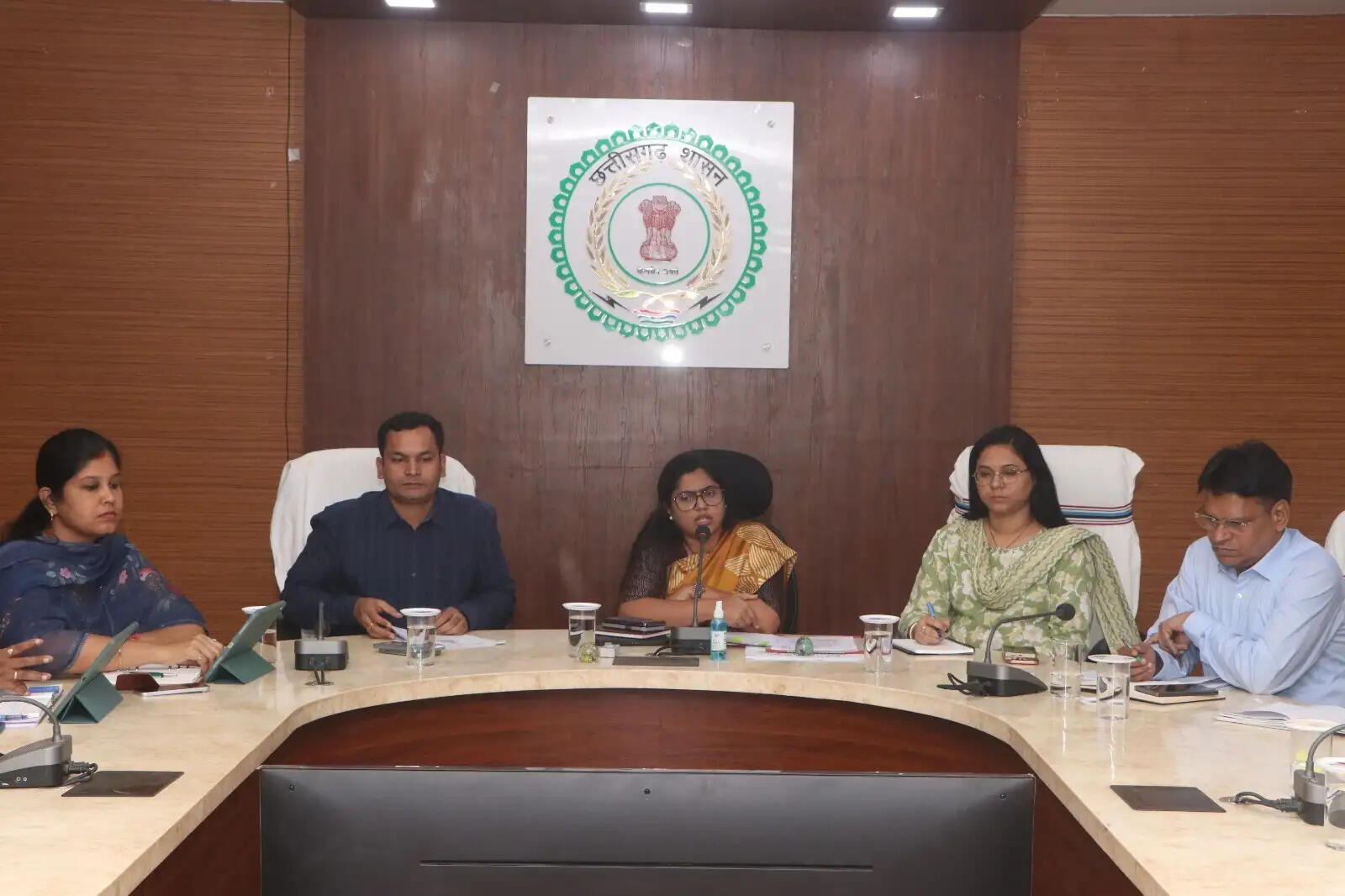 सड़क सुरक्षा और कानून व्यवस्था को लेकर कलेक्टर ने ली बैठक, हेलमेट नहीं तो पेट्रोल नहीं की व्यवस्था होगी लागू