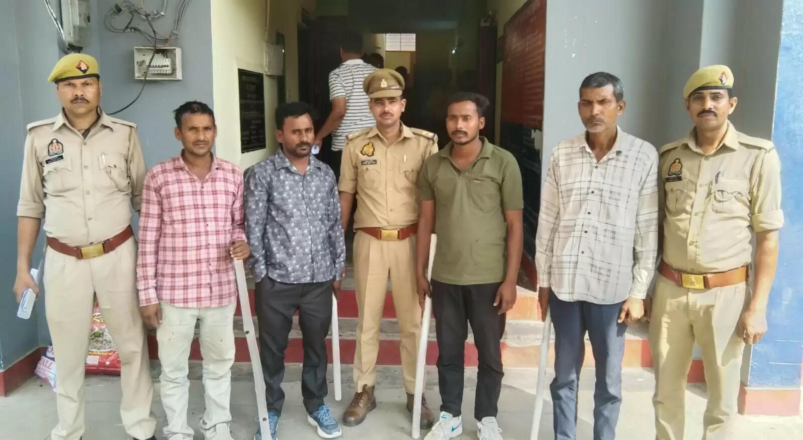 देवरिया: बरहज पुलिस ने हत्या मामले में 4 आरोपितों को किया गिरफ्तार, आलाकत्ल बरामद