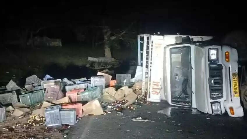 श्‍योपुर: सब्जी के केरिटों में छुपाकर ले जा रहे थे अवैध शराब, पुलिस ने पीछा किया तो पलट गई पिकअप