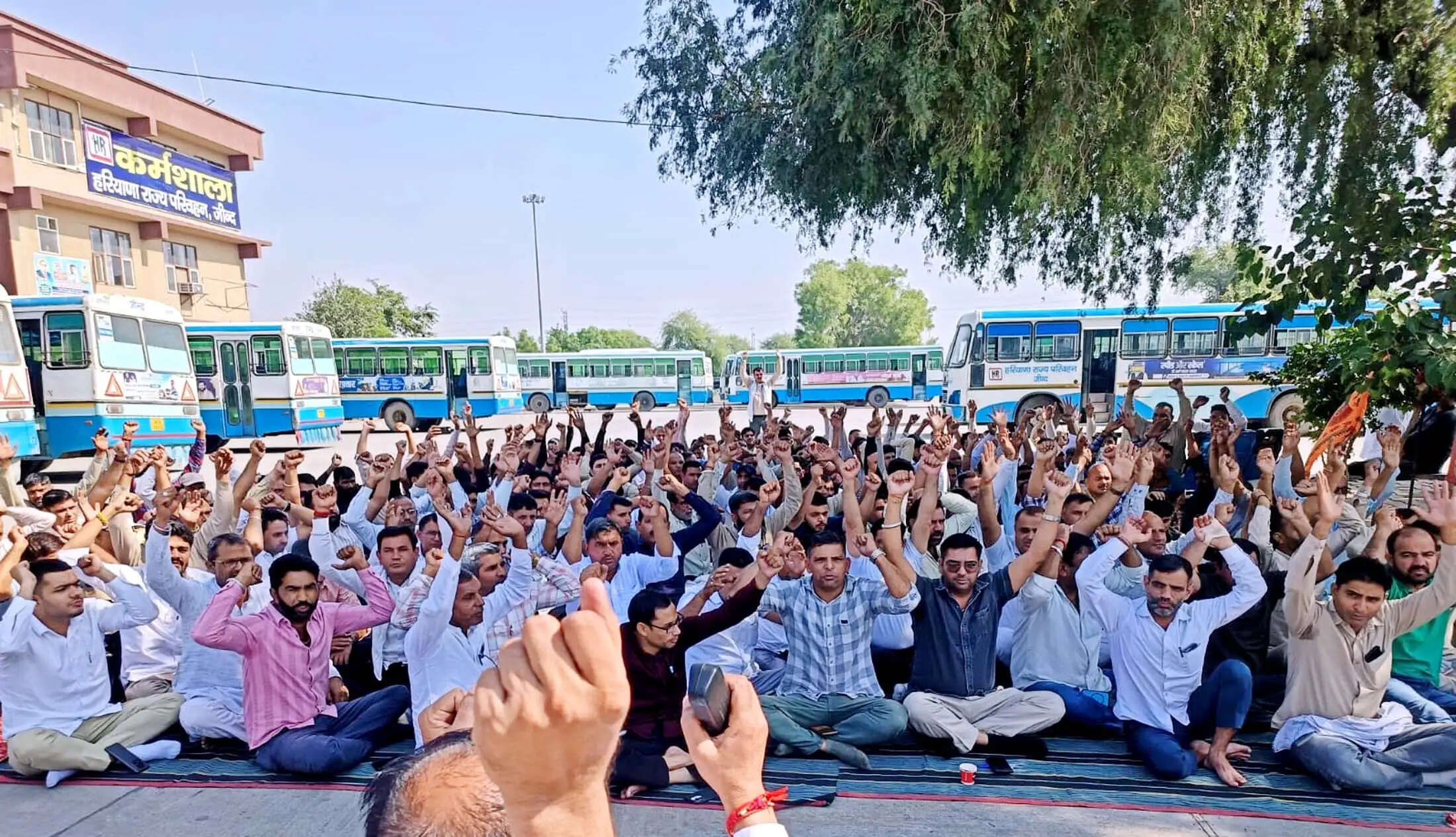 जींद: रोडवेज कर्मचारियों ने बस अड्डे पर मांगों को लेकर किया प्रदर्शन