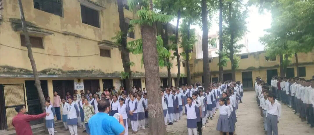 योग शिविर में विद्यार्थियों को याेगासन कर स्वस्थ जीवनशैली का दिया संदेश