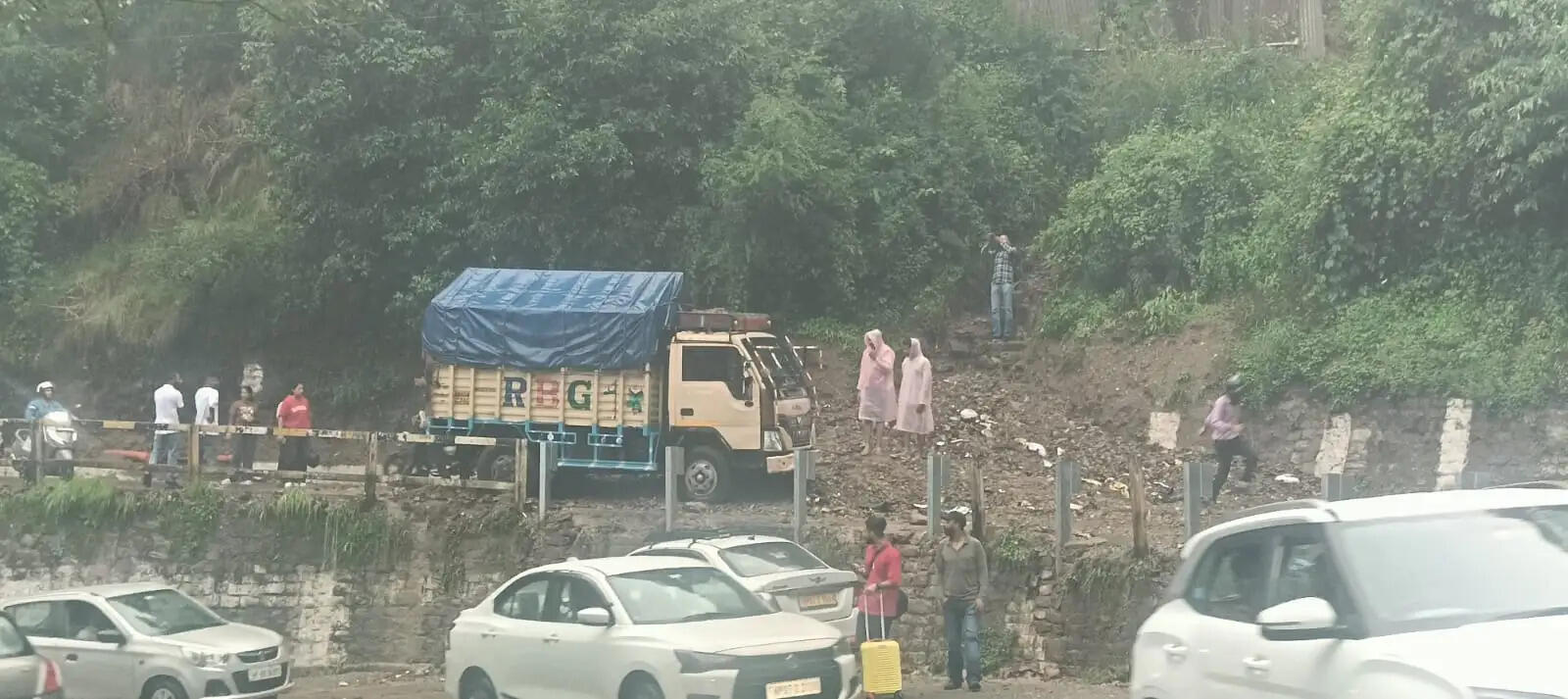 हिमाचल में मॉनसून की दस्तक के साथ शिमला में भूस्खलन, शिमला-मंडी हाईवे पर यातायात प्रभावित