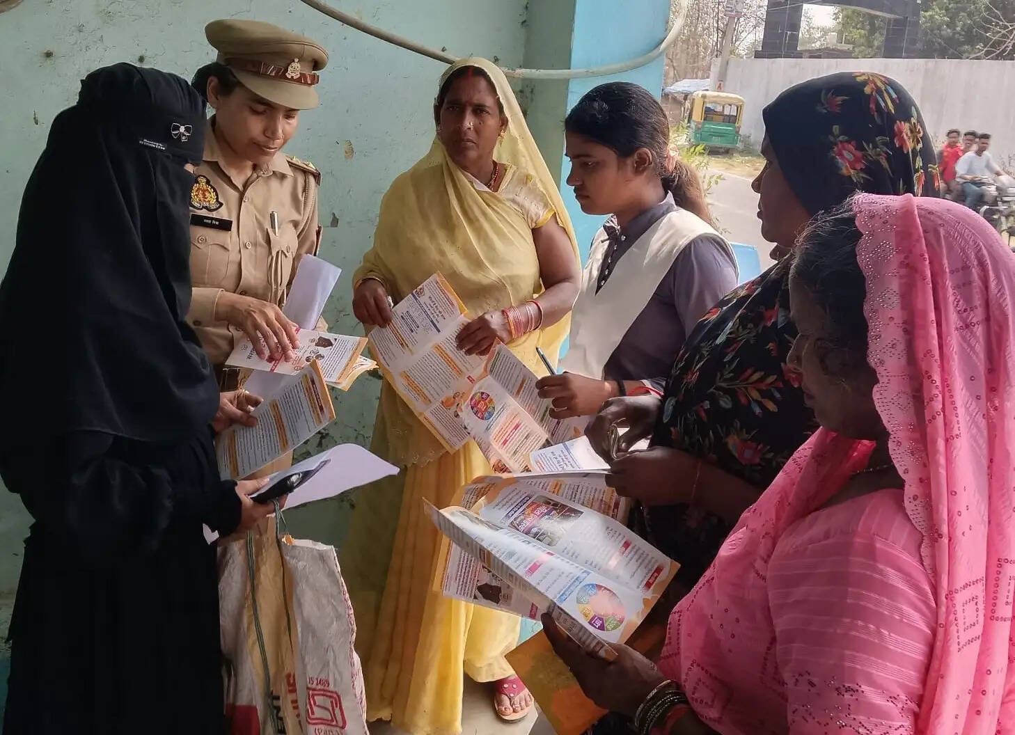 देवरिया में मिशन शक्ति अभियान के तहत महिलाओं को किया गया जागरूक