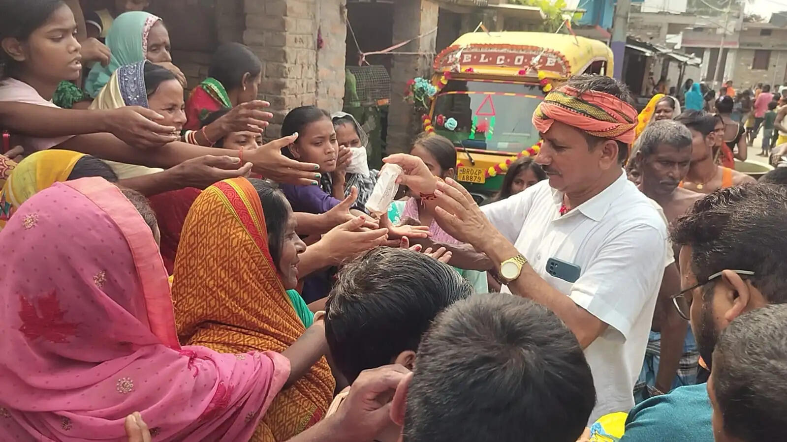 सांसद राजीव प्रताप रूडी की टीम ने बाढ़ पीड़ितों के बीच बांटी राहत सामग्री