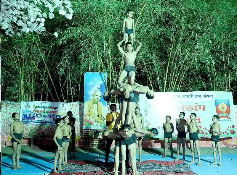 मप्रः मुख्यमंत्री डॉ. यादव ने गायत्री धाम में मलखंभ की रोमांचक प्रस्तुति का किया अवलोकन