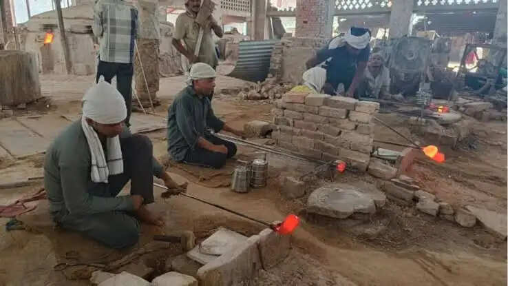 फिरोजाबाद के पाट् भटटी व चूडी श्रमिकों की दैनिक मजदूरी मेें 50 रुपए की वृद्धि