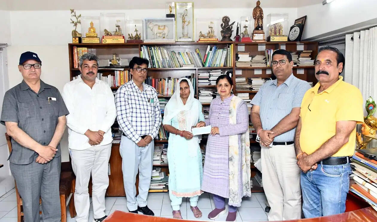 हिसार : हकृवि की सोशल वेलफेयर सोसायटी ने एचकेआरएन कर्मचारी के परिवार को दी आर्थिक सहायता