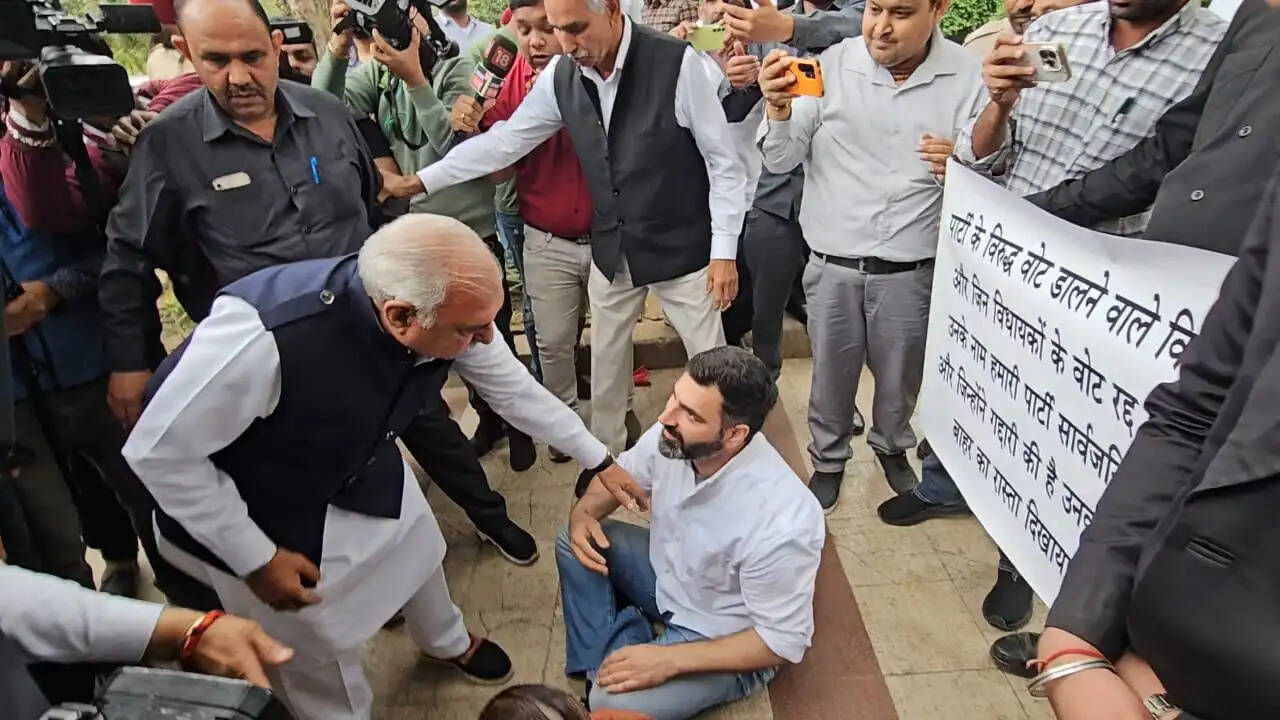 चंडीगढ़ में कांग्रेस मुख्यालय के बाहर दो विधायकों ने दिया धरना