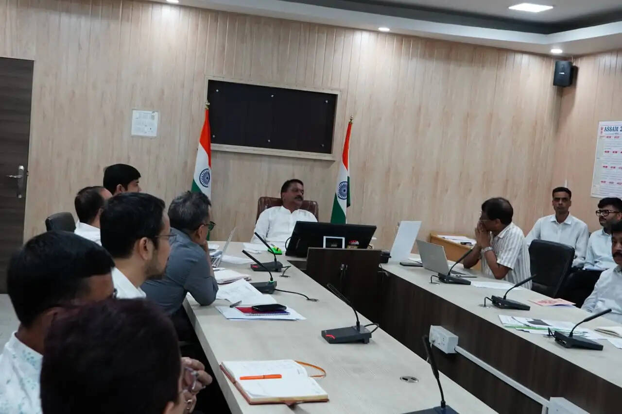चिकित्सा शिक्षा एवं अनुसंधान विभाग की प्रगति की समीक्षा, मंत्री अशोक सिंघल ने दिए निर्देश