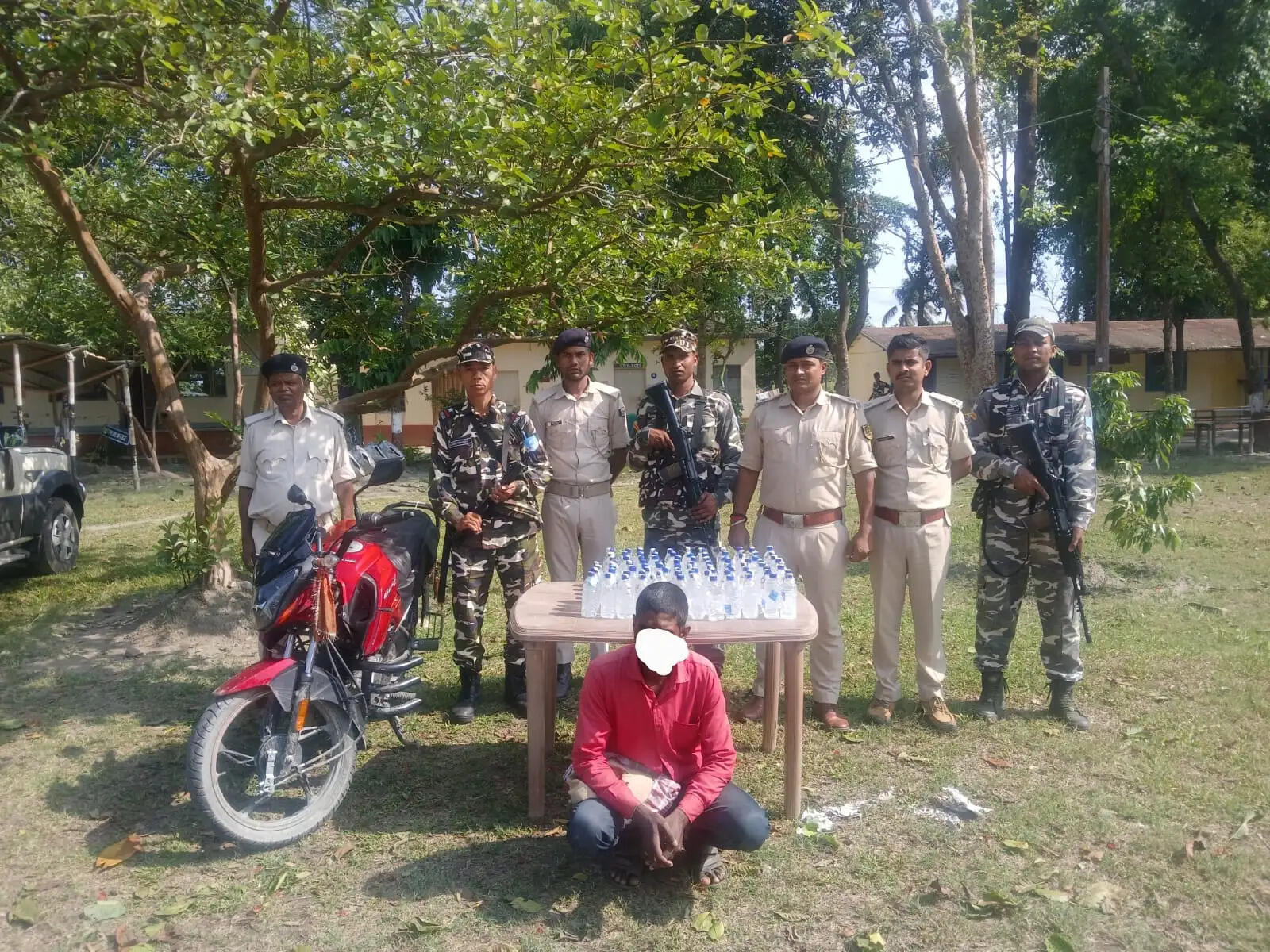 सशस्त्र सीमा बल ने नेपाली शराब एवं एक बाइक के साथ एक व्यक्ति काे किया गिरफ्तार