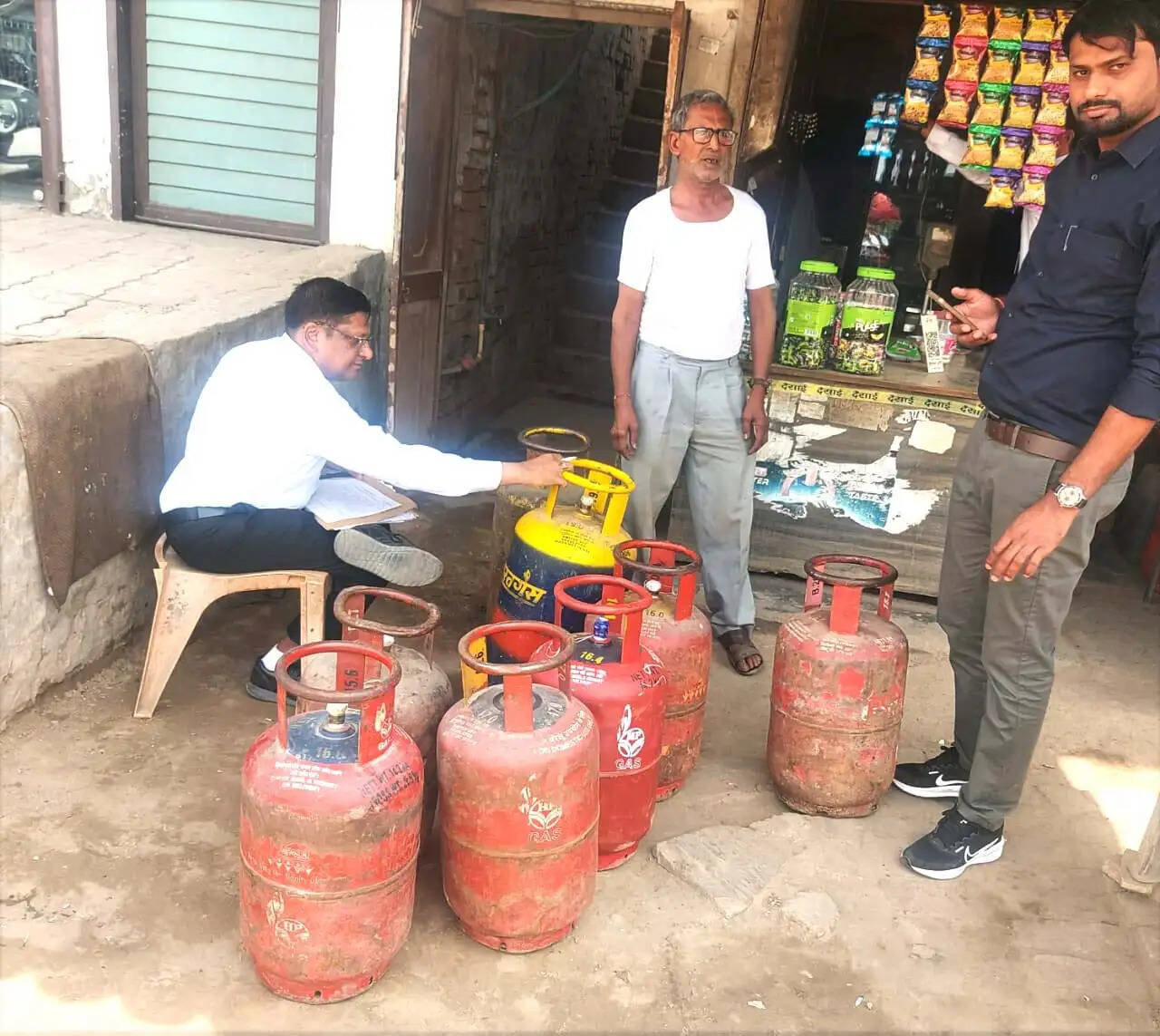 सिरसा: करियाणा स्टोर से आठ गैस सिलेंडर जब्त