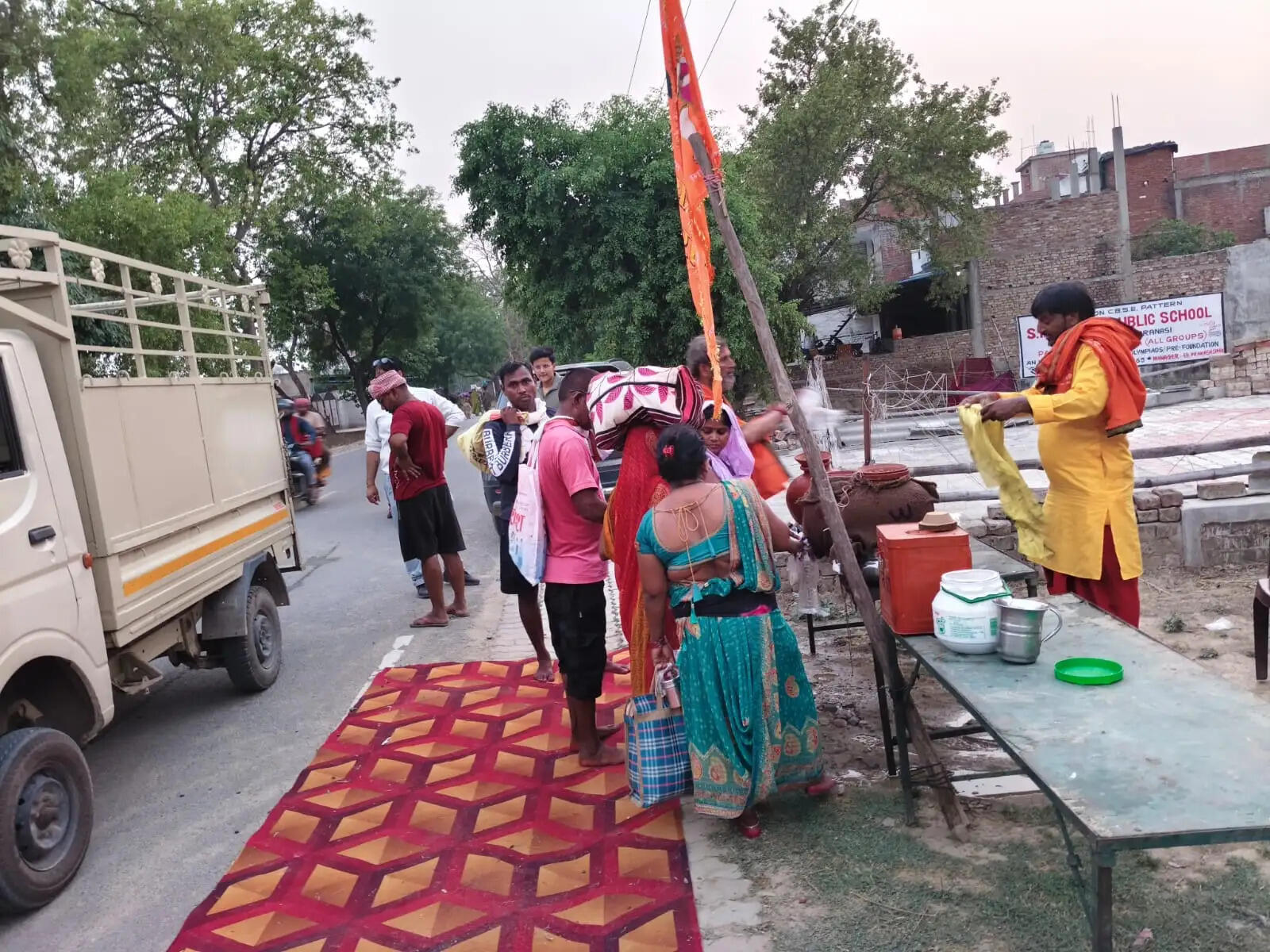 पुरुषोत्तम मास में लोगों की सेवा करने से भी भगवान होते हैं खुश:वनवासी बाबा