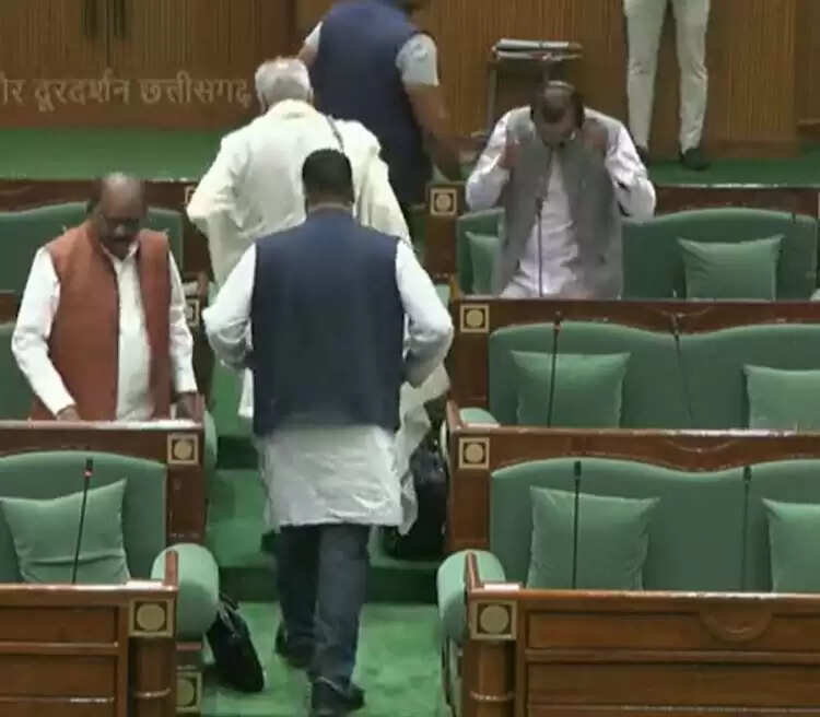 छग व‍िधानसभा : सदन में उठा बेरोजगारी भत्‍ता का मुद्दा, मंत्री के जवाब से असंतुष्‍ट व‍िपक्ष ने क‍िया बर्ह‍िगमन