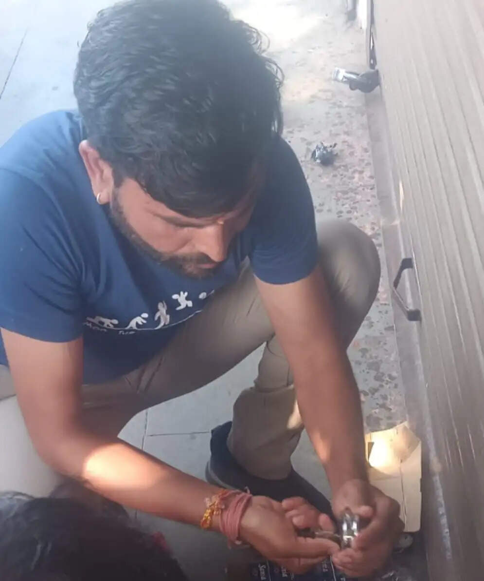 राजगढ़ःकॉम्प्लेक्स में नपा की कार्रवाई, बकाया किराया नहीं चुकाया तो 3 दुकानों पर तालाबंदी