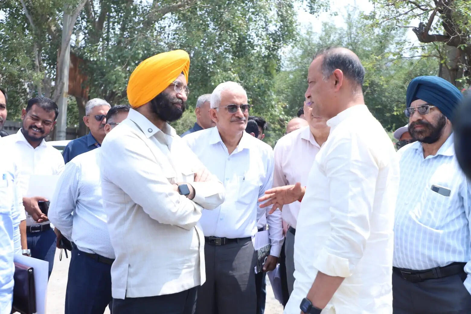 मंत्री इंद्राज और सिरसा ने मुंगेशपुर गांव में प्रदूषण संबंधी समस्याओं का किया निरीक्षण