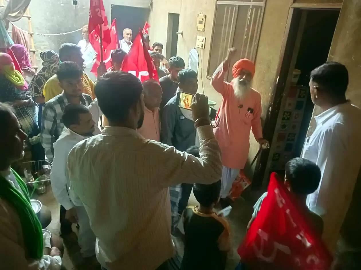 हिसार : किसान परिवार को घर से निकाला, बच्चों समेत गली में बिताई दाे रात