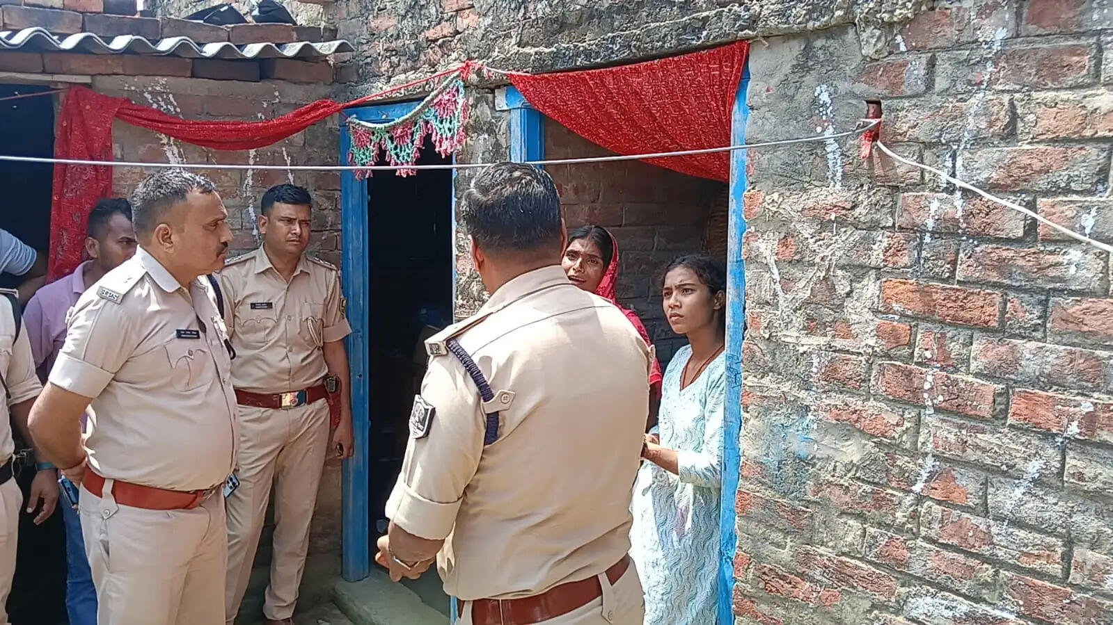 मांझी में हथियारबंद अपराधियों ने घर में घुसकर जेवर व नकदी लूटी