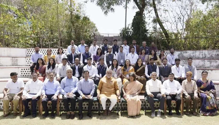 मंत्री पटेल ने नवनियुक्त अधिकारियों से किया संवाद, लक्ष्य आधारित कार्यशैली पर दिया जोर