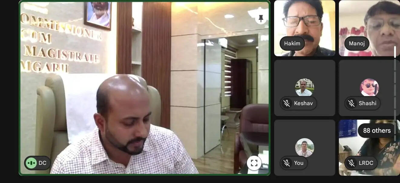 डीसी ने की एसआईआर की समीक्षा, धीमी प्रगति पर सुपरवाइजर को लगाई कड़ी फटकार