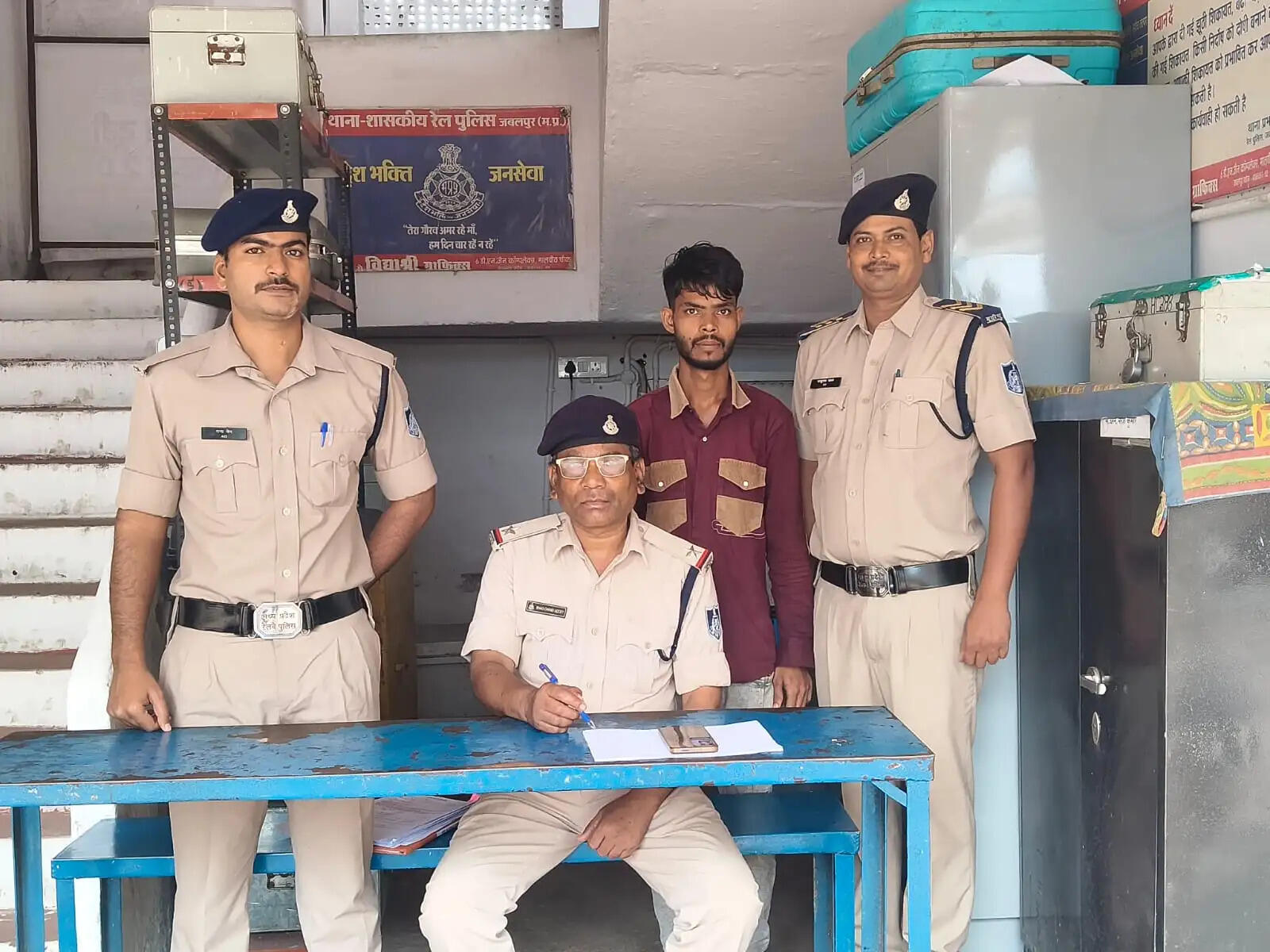 ट्रेन के जनरल कोच से मोबाइल चोरी, जीआरपी ने आरोपी को दबोचा