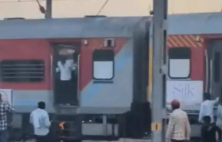 धौलपुर रेलवे स्टेशन के पास ट्रेन के कोच में लगी आग, सतर्कता से टला बड़ा हादसा