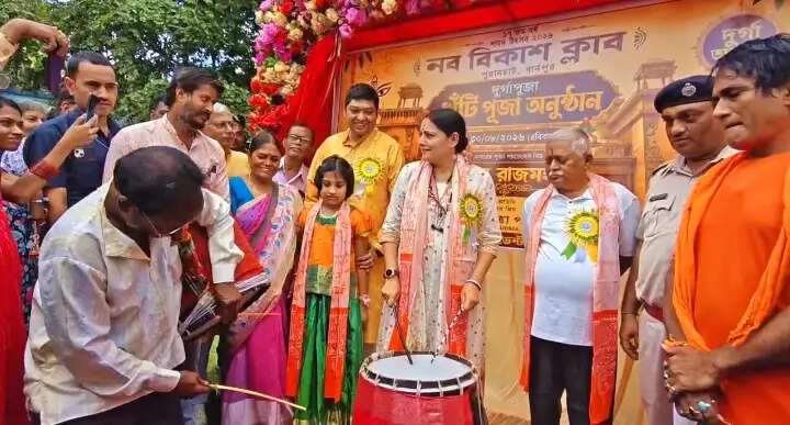 ढाक की थाप के साथ बर्नपुर में खूंटी पूजा का शुभारंभ