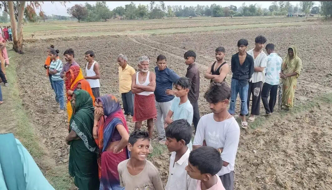 संदिग्ध परिस्थितियों में युवती का मिला शव, परिजनों ने हत्या का लगाया आरोप