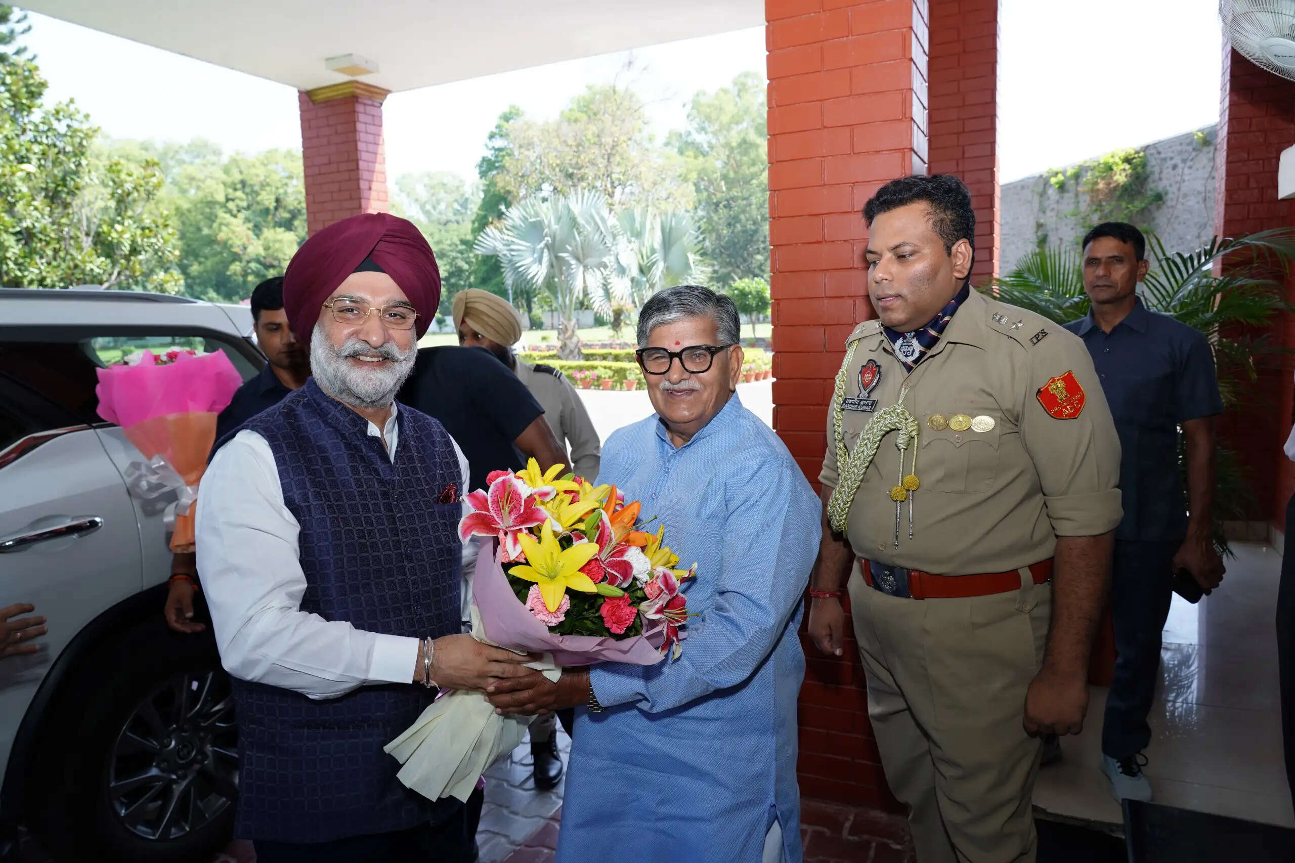 दिल्ली के उपराज्यपाल तरणजीत सिंह संधू ने पंजाब के राज्यपाल गुलाब चंद कटारिया से की मुलाकात