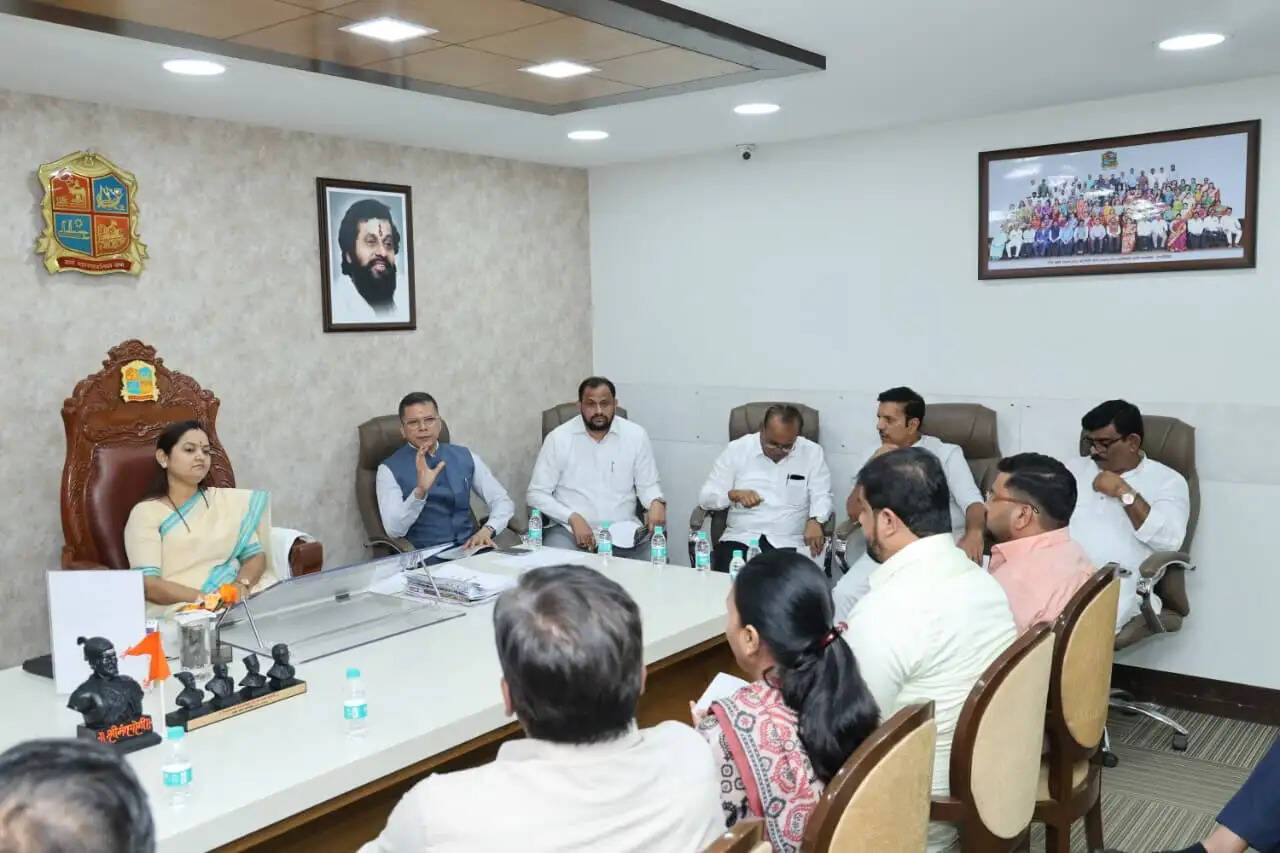 ठाणे मेयर व आयुक्त ने गैस सिलेंडर पूर्ति की समीक्षा की