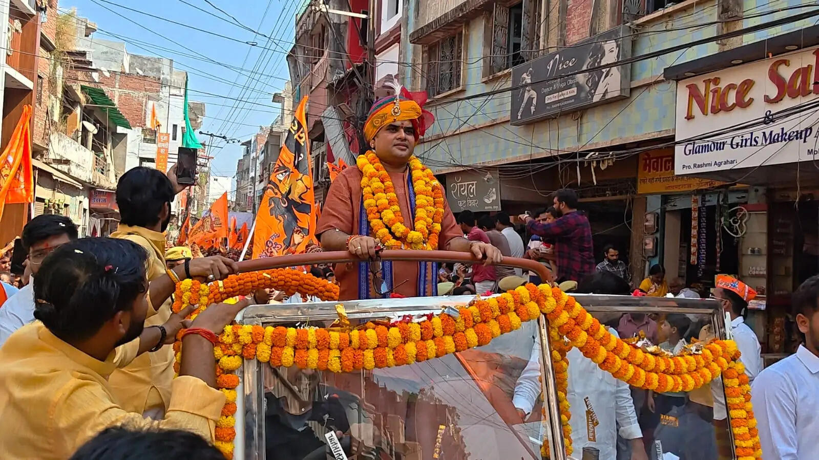 शांतनु महाराज कहेंगे राम कथा, भव्य कलश यात्रा पर हेलीकॉप्टर से पुष्पवर्षा