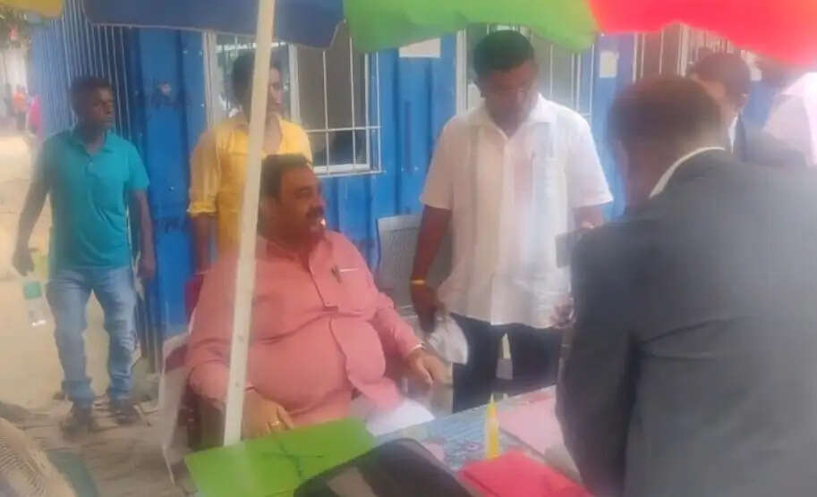 आचार संहिता उल्लंघन मामले में भागलपुर कोर्ट में पेश हुए झारखंड के उद्योग मंत्री संजय यादव